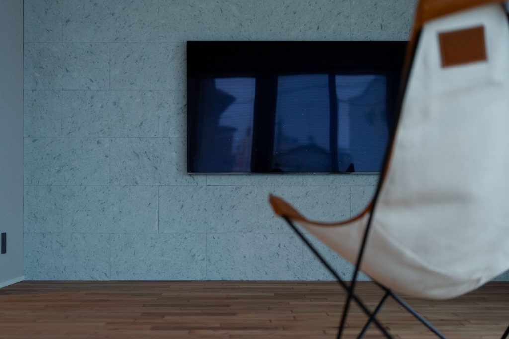 リビングの十和田石の壁画像