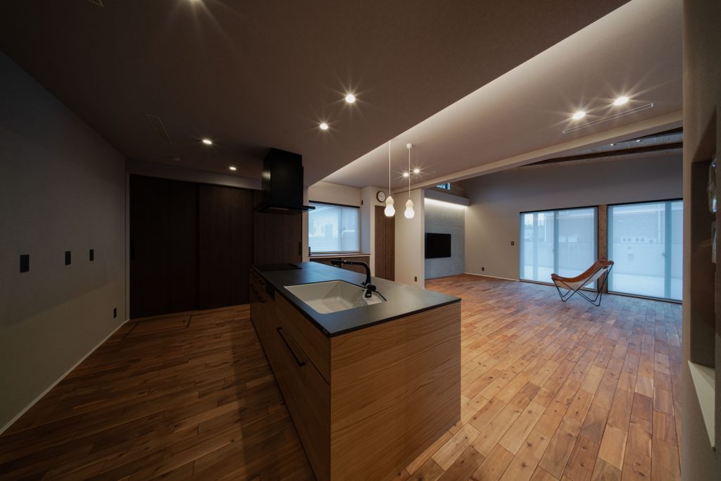 キッチンから見たLDK全体の画像