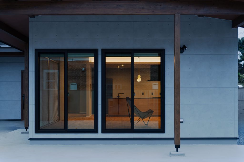 庭から見たリビングの画像