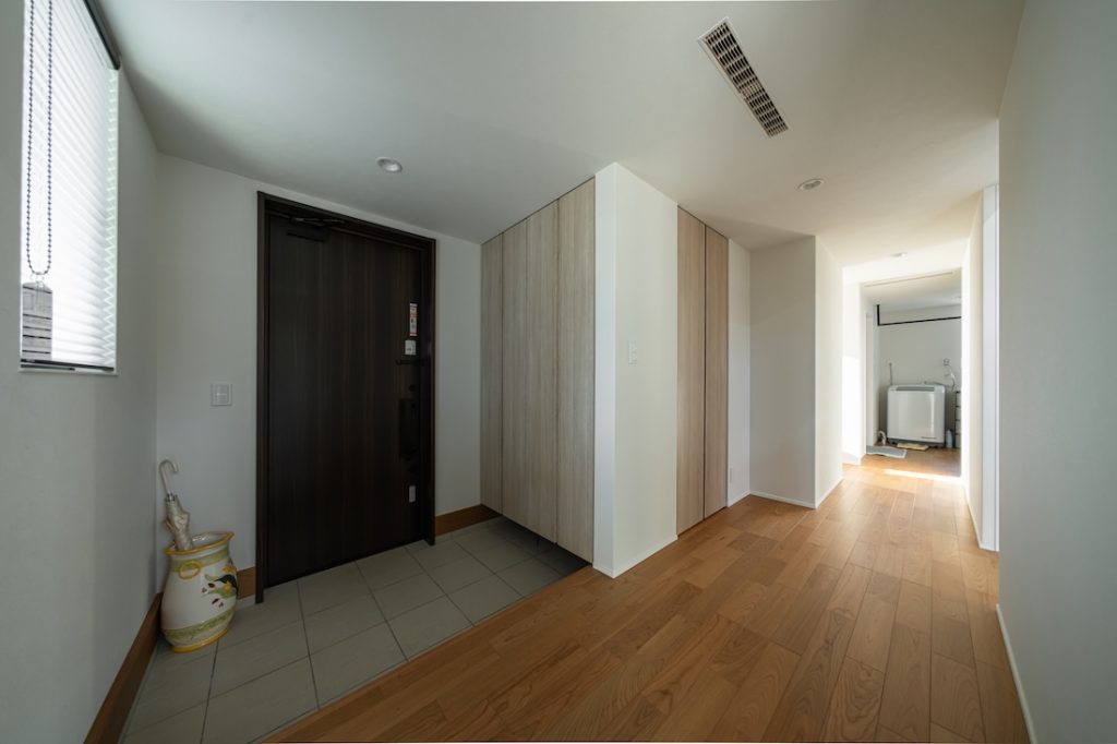 広々とした平屋の玄関